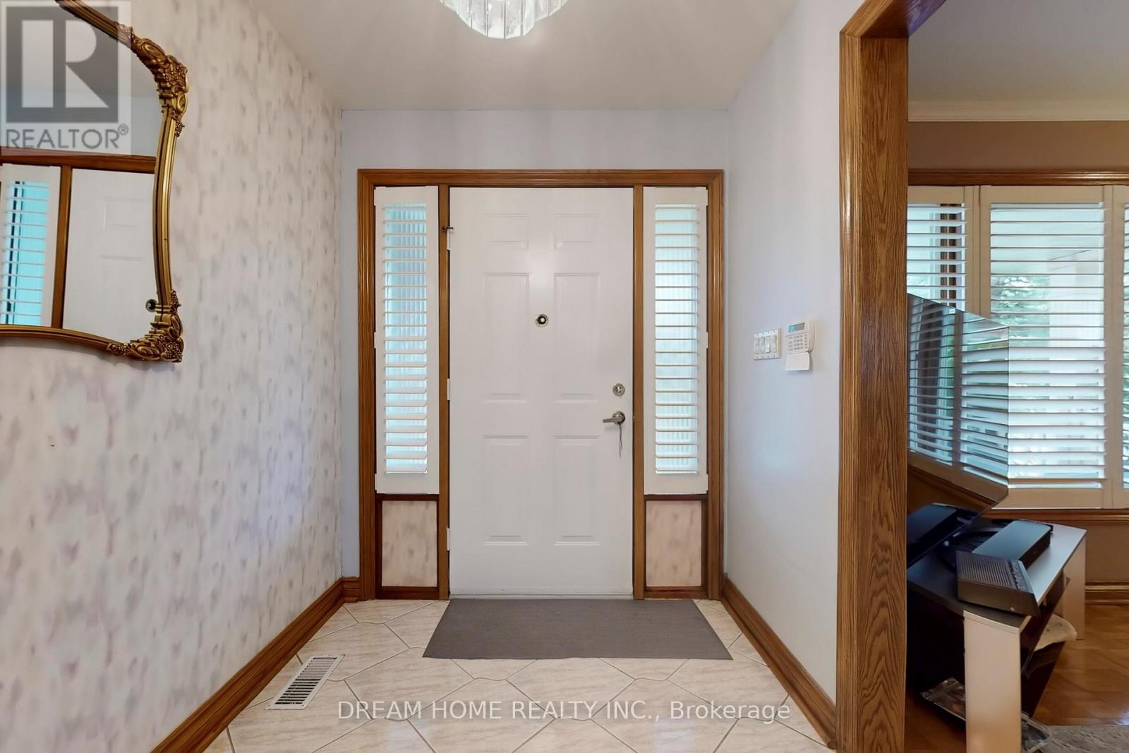 7737 Mount Carmel Boulevard, Niagara Falls, Ontario  L2H 2Y3 - Photo 4 - X12370246