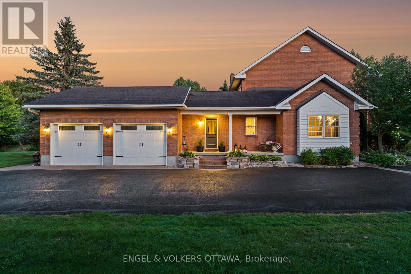 Property at 5557 PETTAPIECE CRESCENT image 2