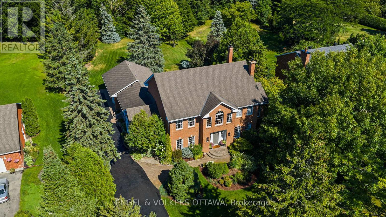 Property at 5557 PETTAPIECE CRESCENT image 3