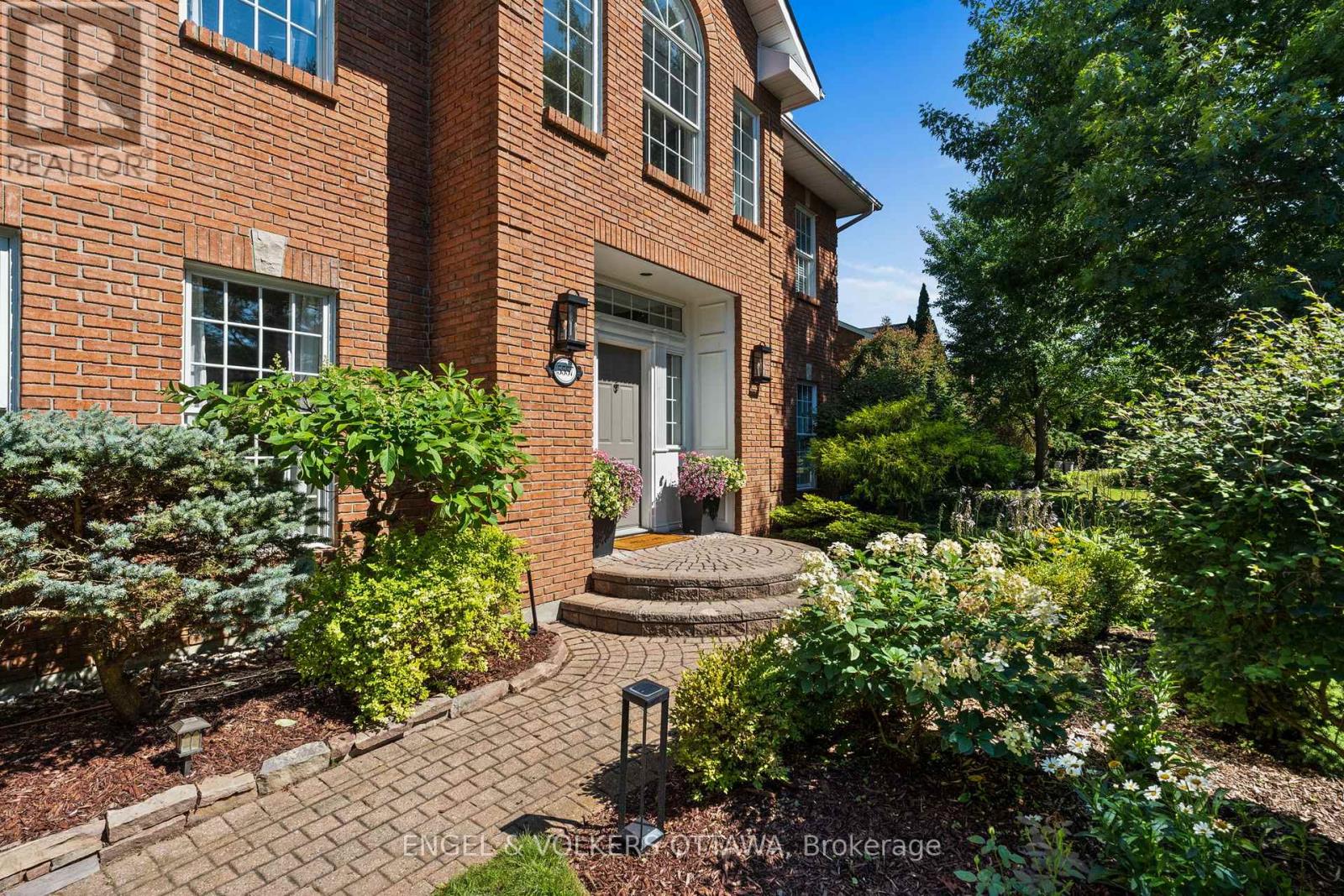 Property at 5557 PETTAPIECE CRESCENT image 4