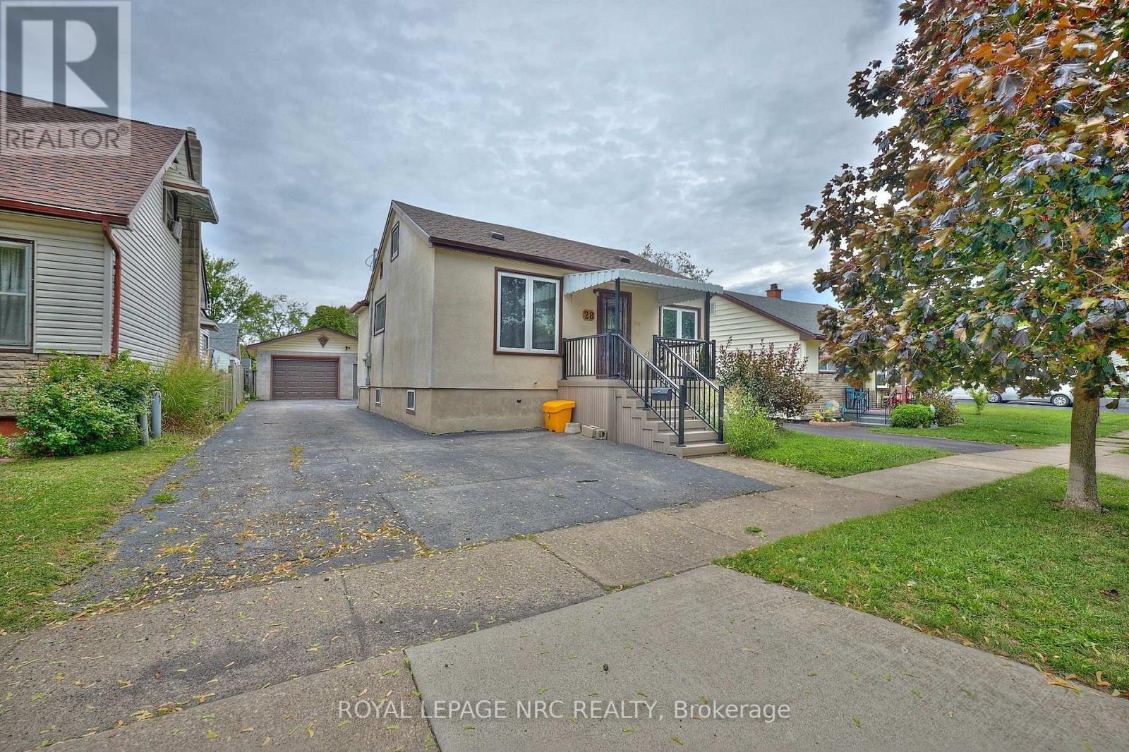 28 Exeter Avenue, Welland, Ontario  L3B 4Y1 - Photo 1 - X12370325