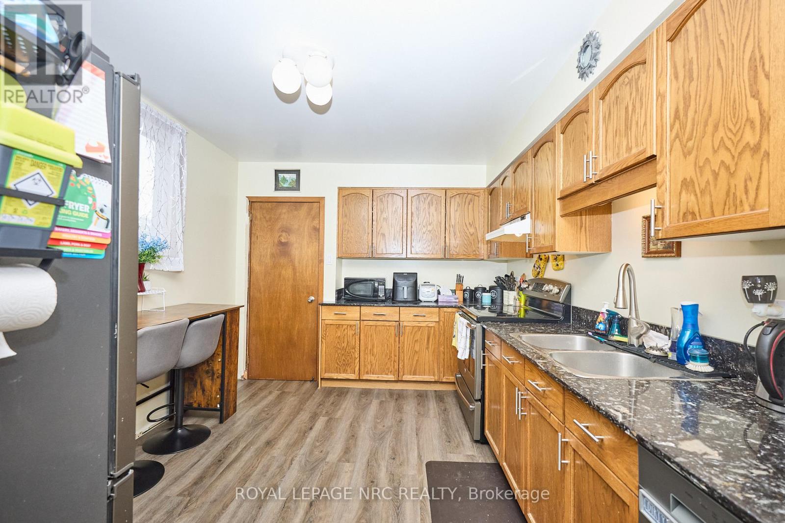 28 Exeter Avenue, Welland, Ontario  L3B 4Y1 - Photo 11 - X12370325