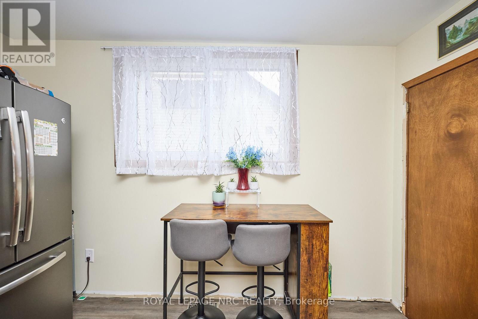 28 Exeter Avenue, Welland, Ontario  L3B 4Y1 - Photo 12 - X12370325