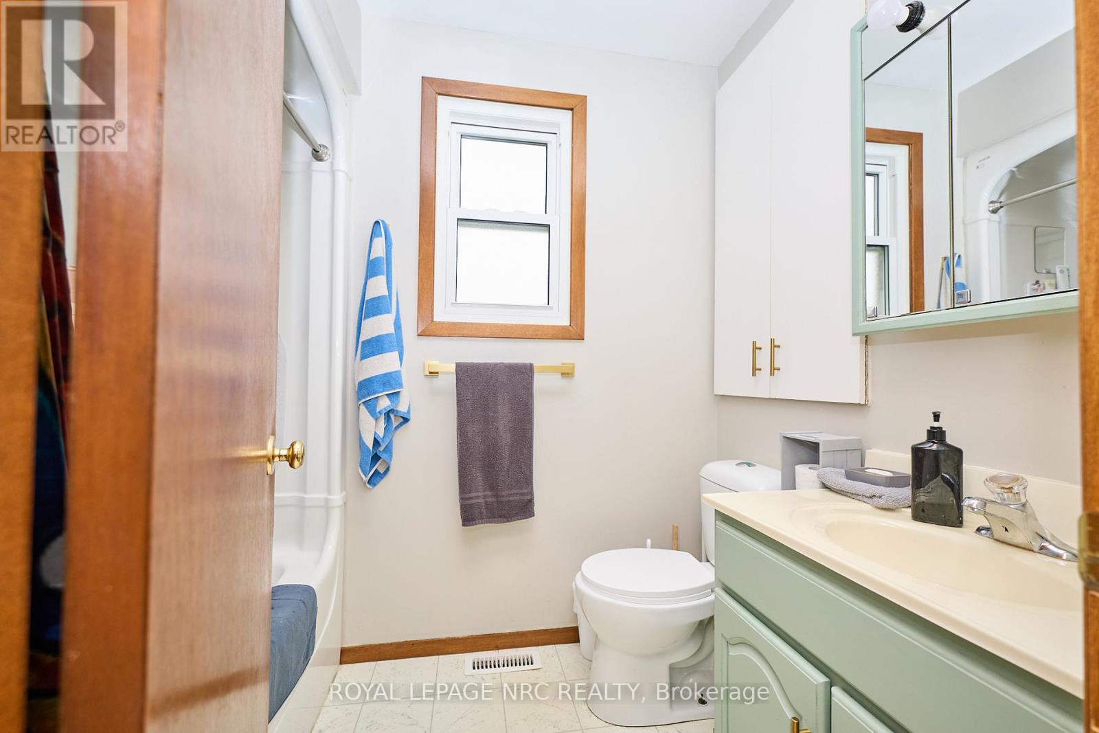 28 Exeter Avenue, Welland, Ontario  L3B 4Y1 - Photo 15 - X12370325