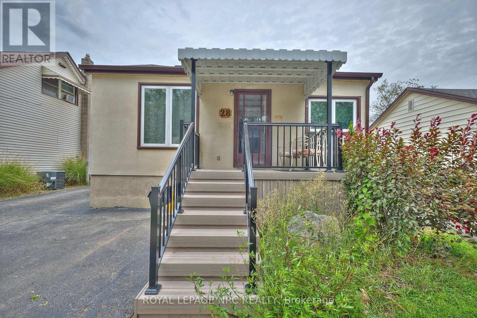 28 Exeter Avenue, Welland, Ontario  L3B 4Y1 - Photo 2 - X12370325