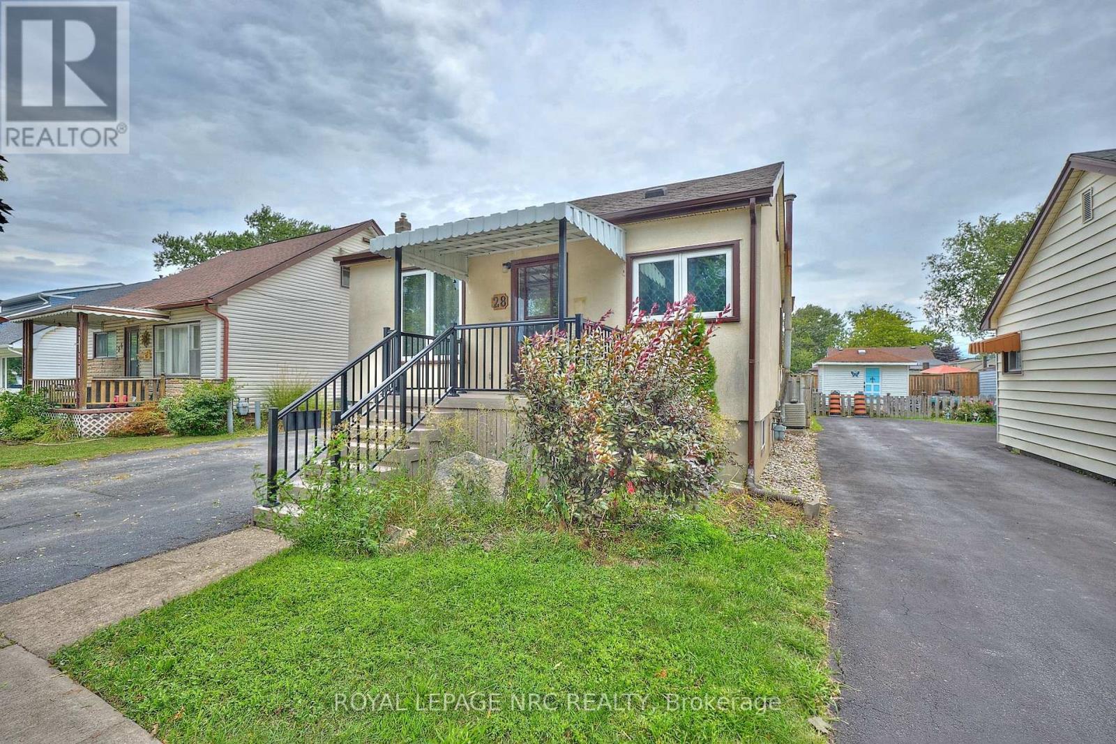 28 Exeter Avenue, Welland, Ontario  L3B 4Y1 - Photo 4 - X12370325
