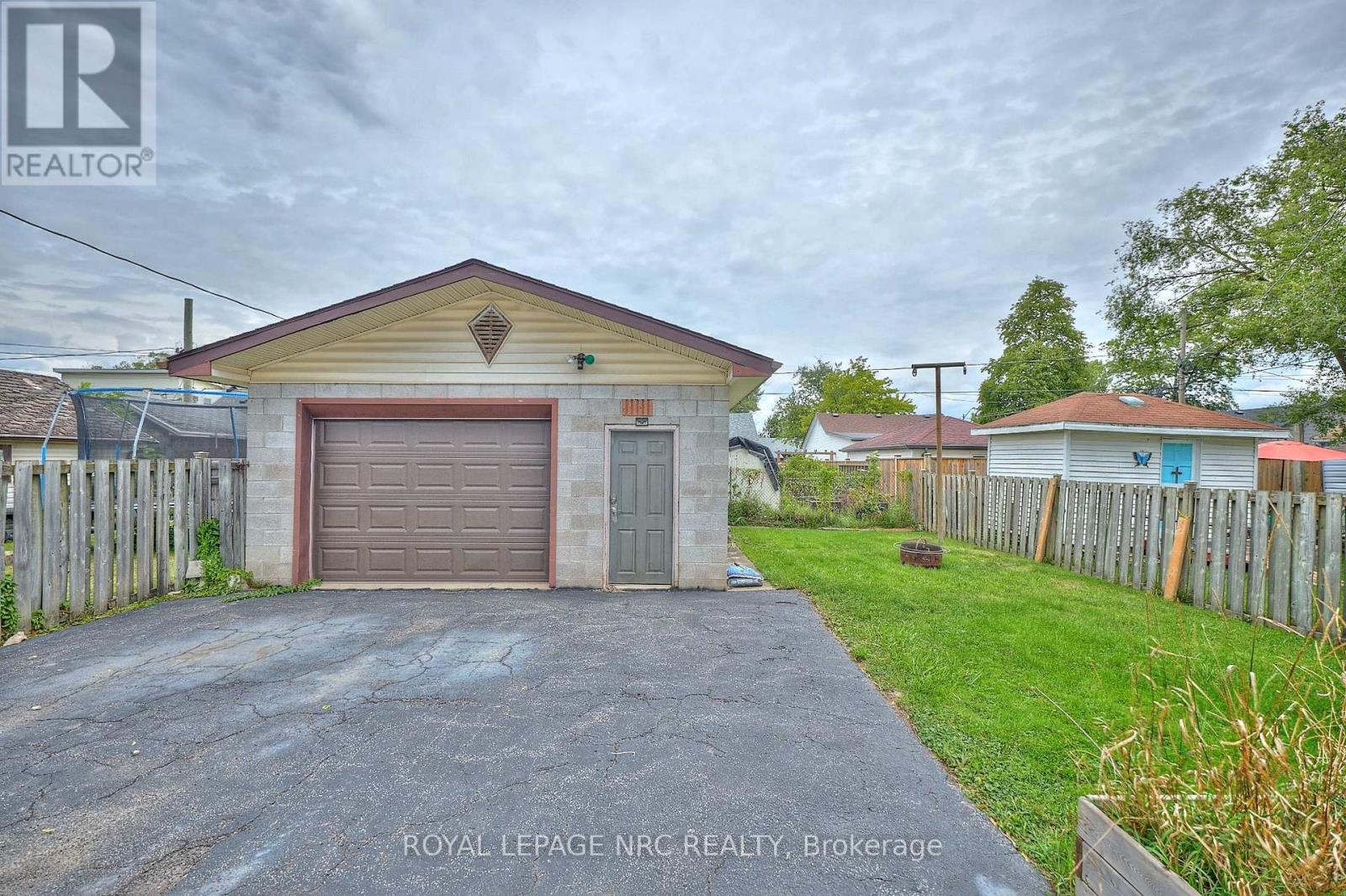 28 Exeter Avenue, Welland, Ontario  L3B 4Y1 - Photo 5 - X12370325