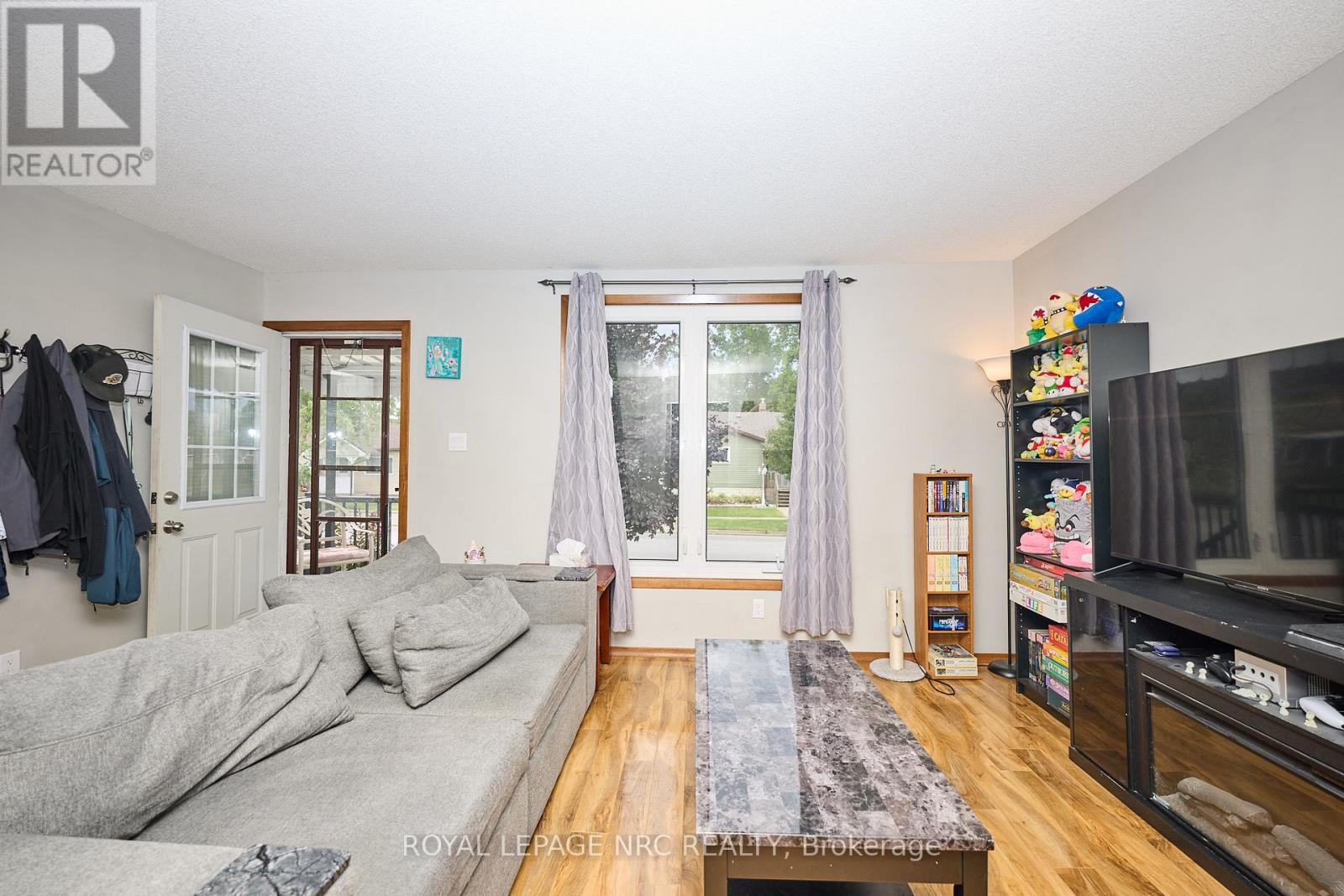 28 Exeter Avenue, Welland, Ontario  L3B 4Y1 - Photo 9 - X12370325