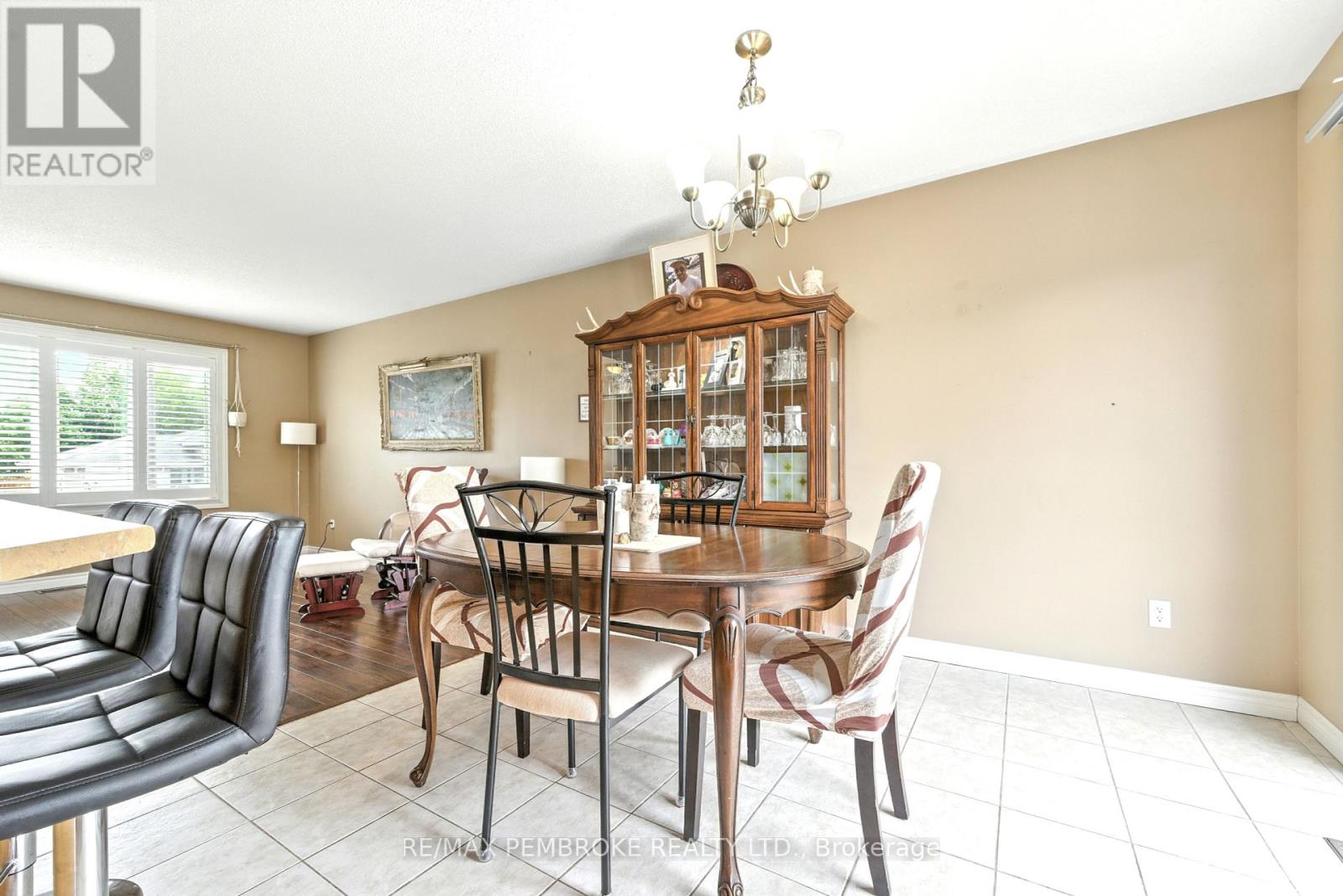 45 Spruce Street, Petawawa, Ontario  K8H 3S4 - Photo 10 - X12370343