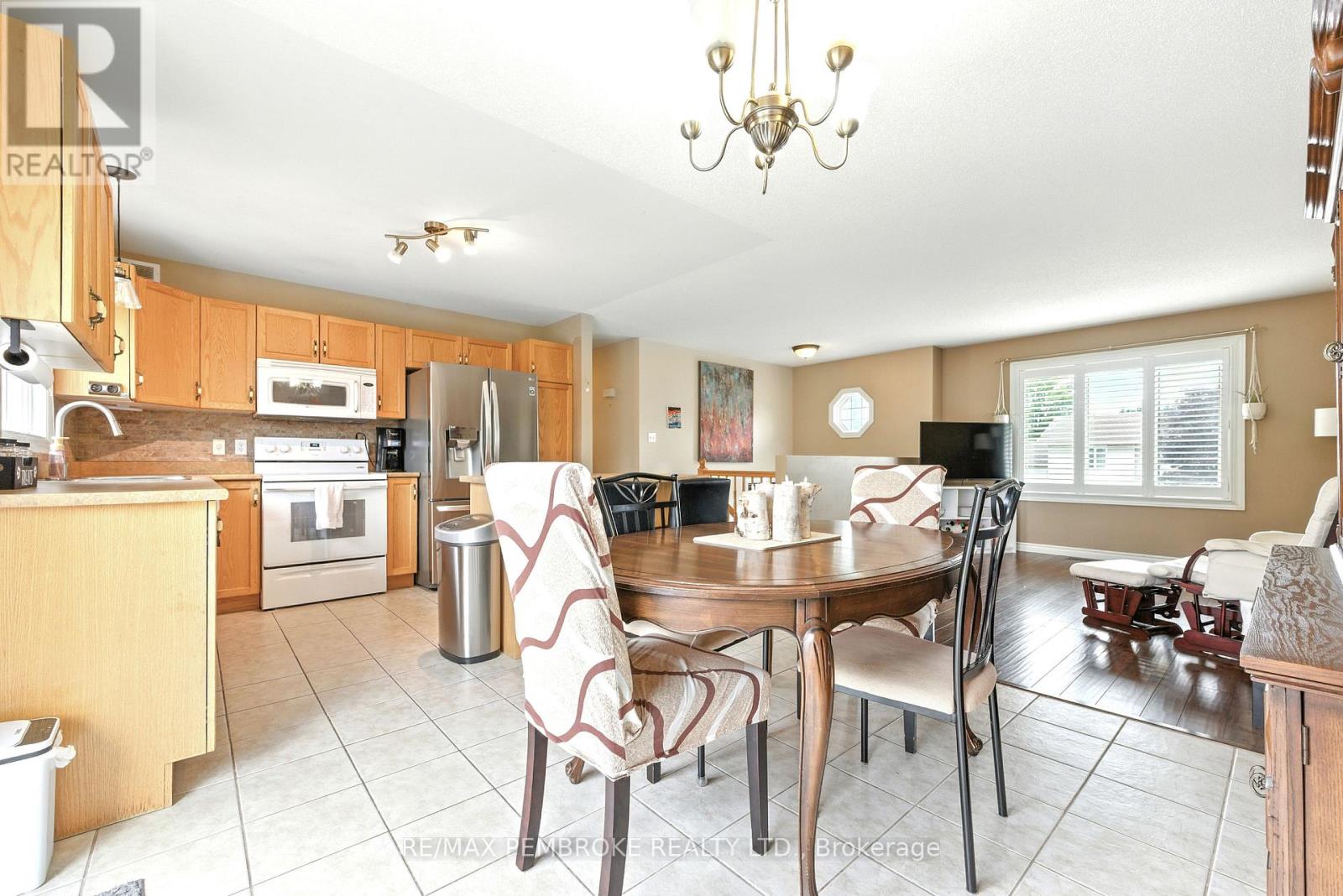 45 Spruce Street, Petawawa, Ontario  K8H 3S4 - Photo 11 - X12370343