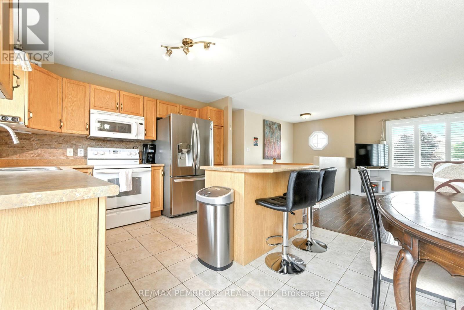 45 Spruce Street, Petawawa, Ontario  K8H 3S4 - Photo 12 - X12370343