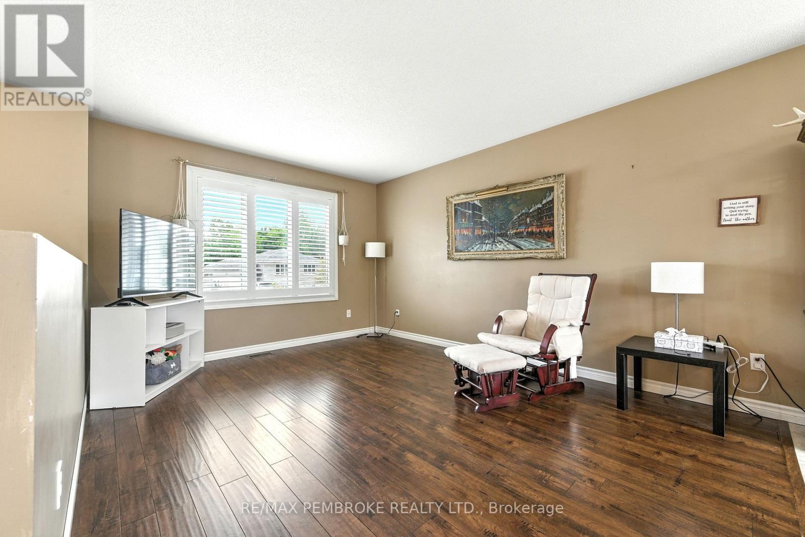 45 Spruce Street, Petawawa, Ontario  K8H 3S4 - Photo 14 - X12370343