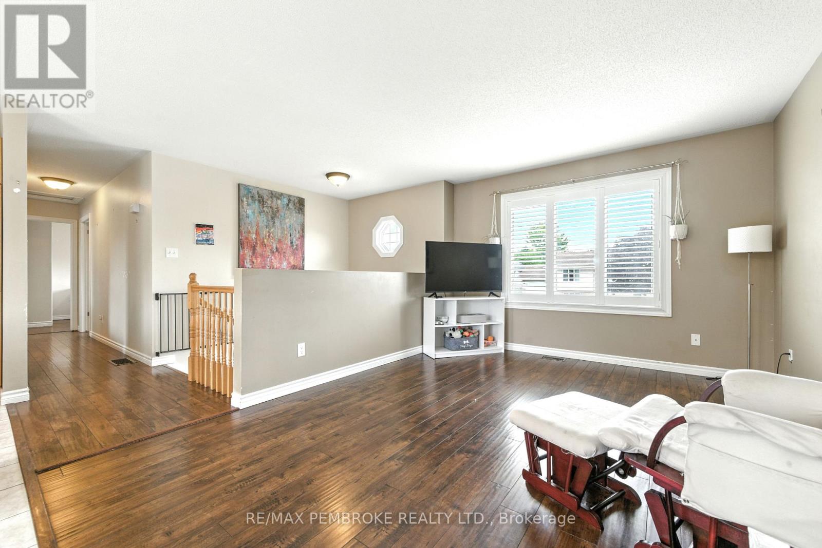 45 Spruce Street, Petawawa, Ontario  K8H 3S4 - Photo 15 - X12370343