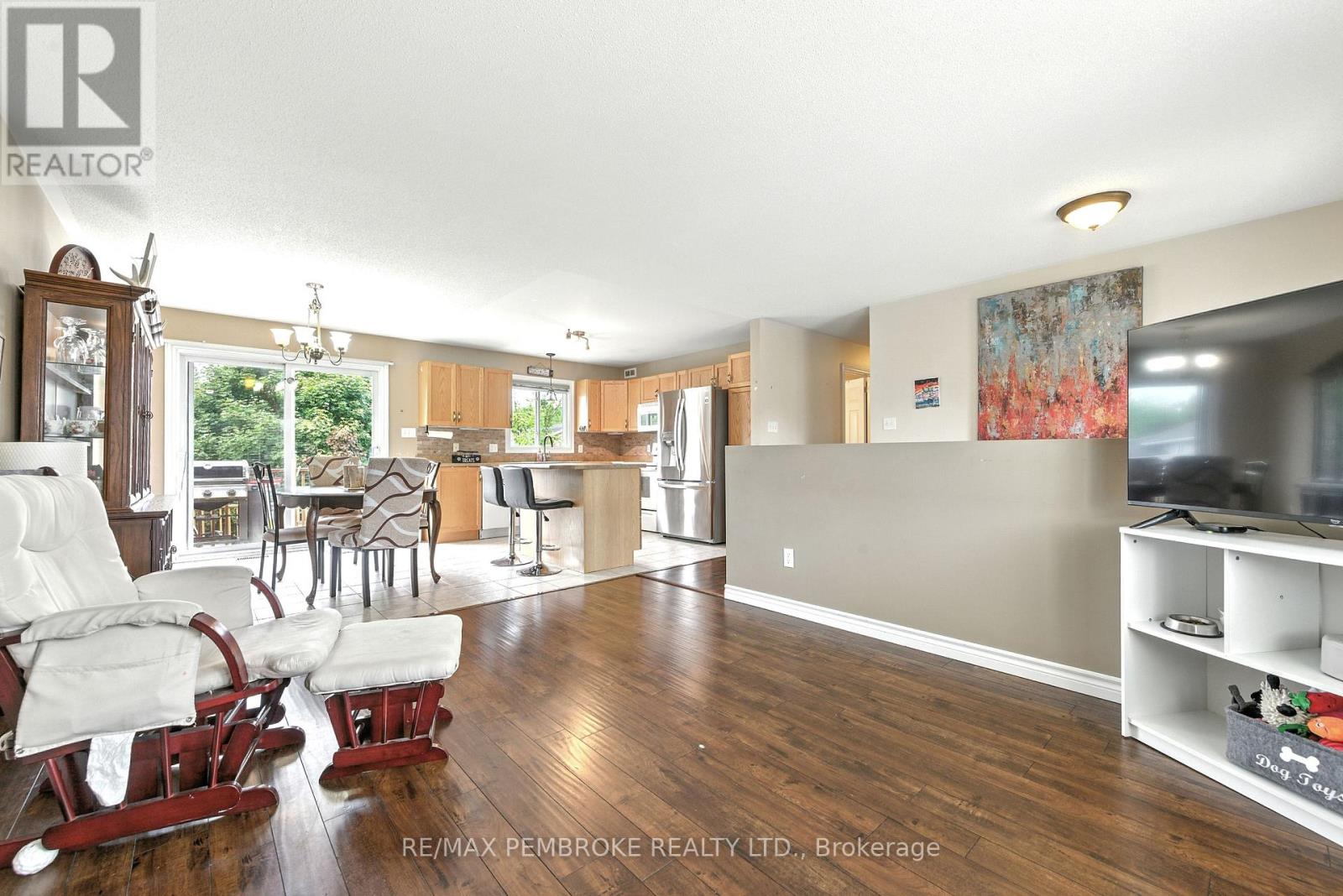 45 Spruce Street, Petawawa, Ontario  K8H 3S4 - Photo 16 - X12370343