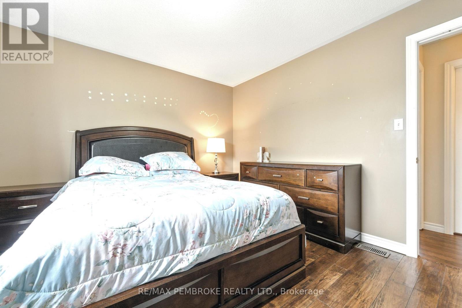 45 Spruce Street, Petawawa, Ontario  K8H 3S4 - Photo 17 - X12370343