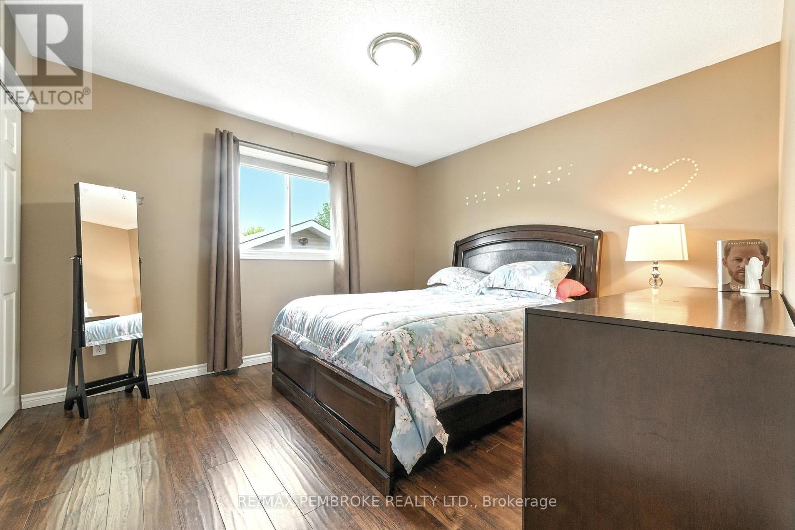 45 Spruce Street, Petawawa, Ontario  K8H 3S4 - Photo 18 - X12370343