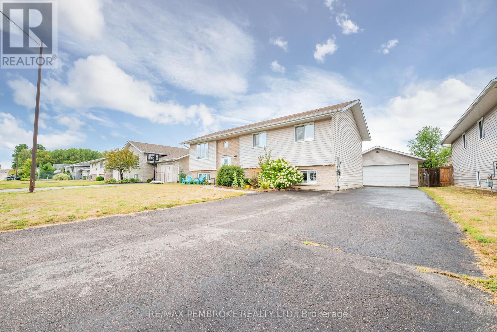 45 Spruce Street, Petawawa, Ontario  K8H 3S4 - Photo 2 - X12370343