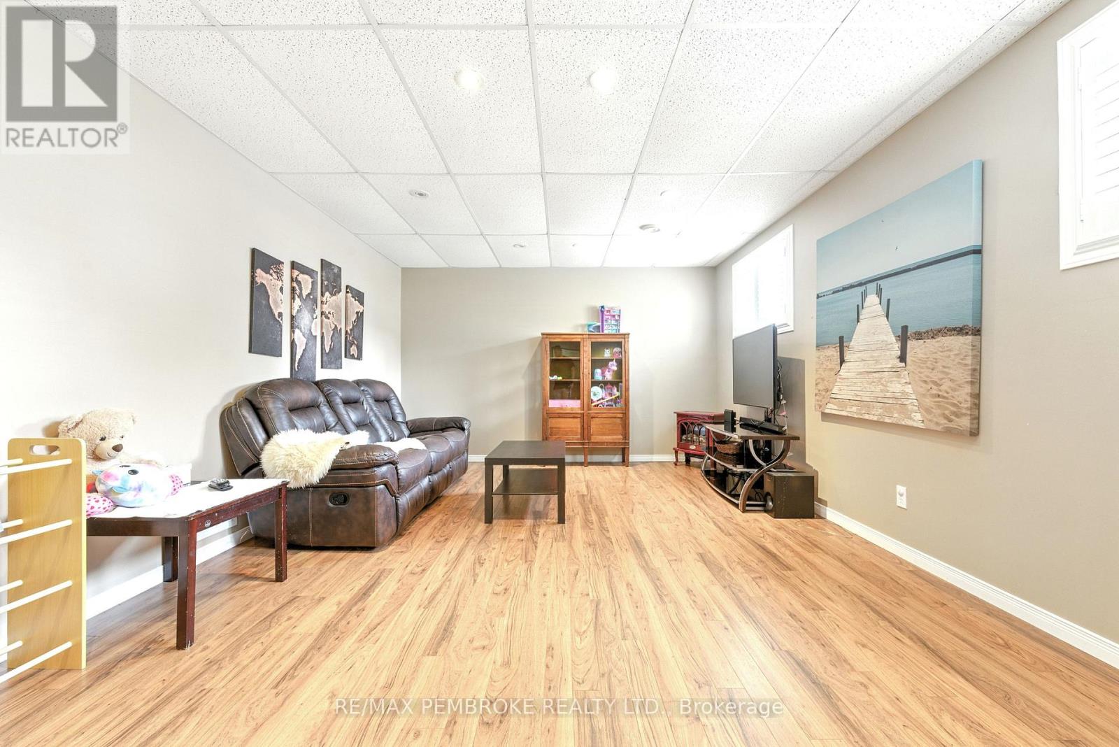 45 Spruce Street, Petawawa, Ontario  K8H 3S4 - Photo 25 - X12370343