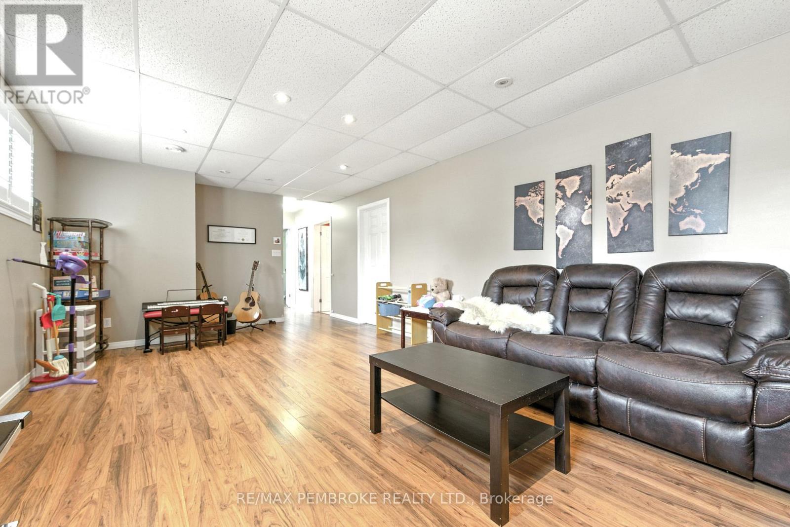 45 Spruce Street, Petawawa, Ontario  K8H 3S4 - Photo 27 - X12370343