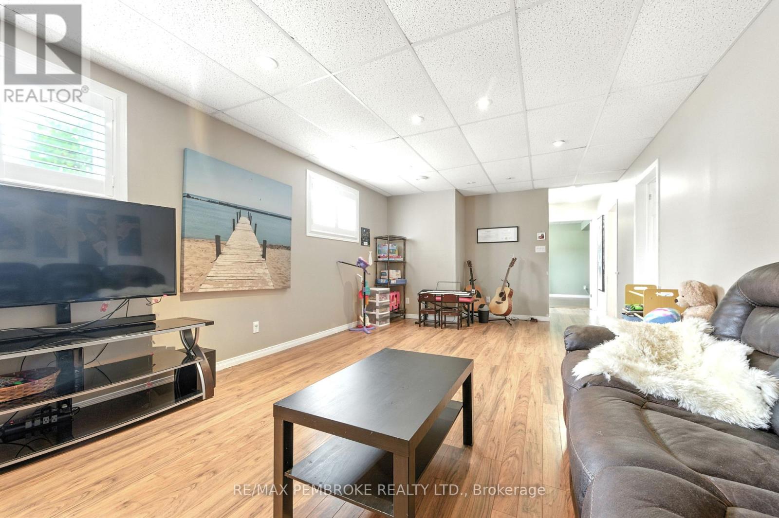 45 Spruce Street, Petawawa, Ontario  K8H 3S4 - Photo 28 - X12370343