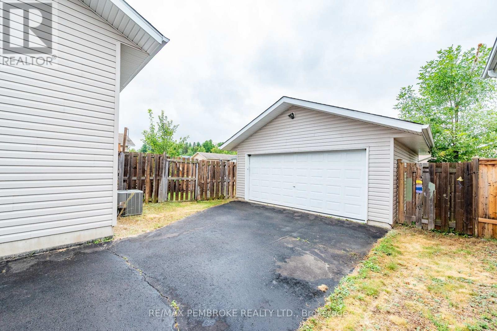 45 Spruce Street, Petawawa, Ontario  K8H 3S4 - Photo 3 - X12370343
