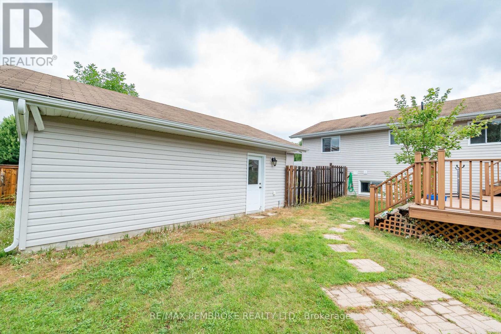 45 Spruce Street, Petawawa, Ontario  K8H 3S4 - Photo 39 - X12370343
