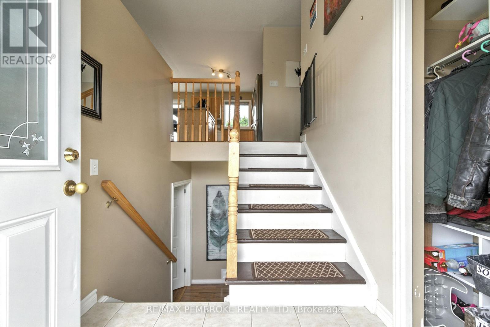 45 Spruce Street, Petawawa, Ontario  K8H 3S4 - Photo 4 - X12370343