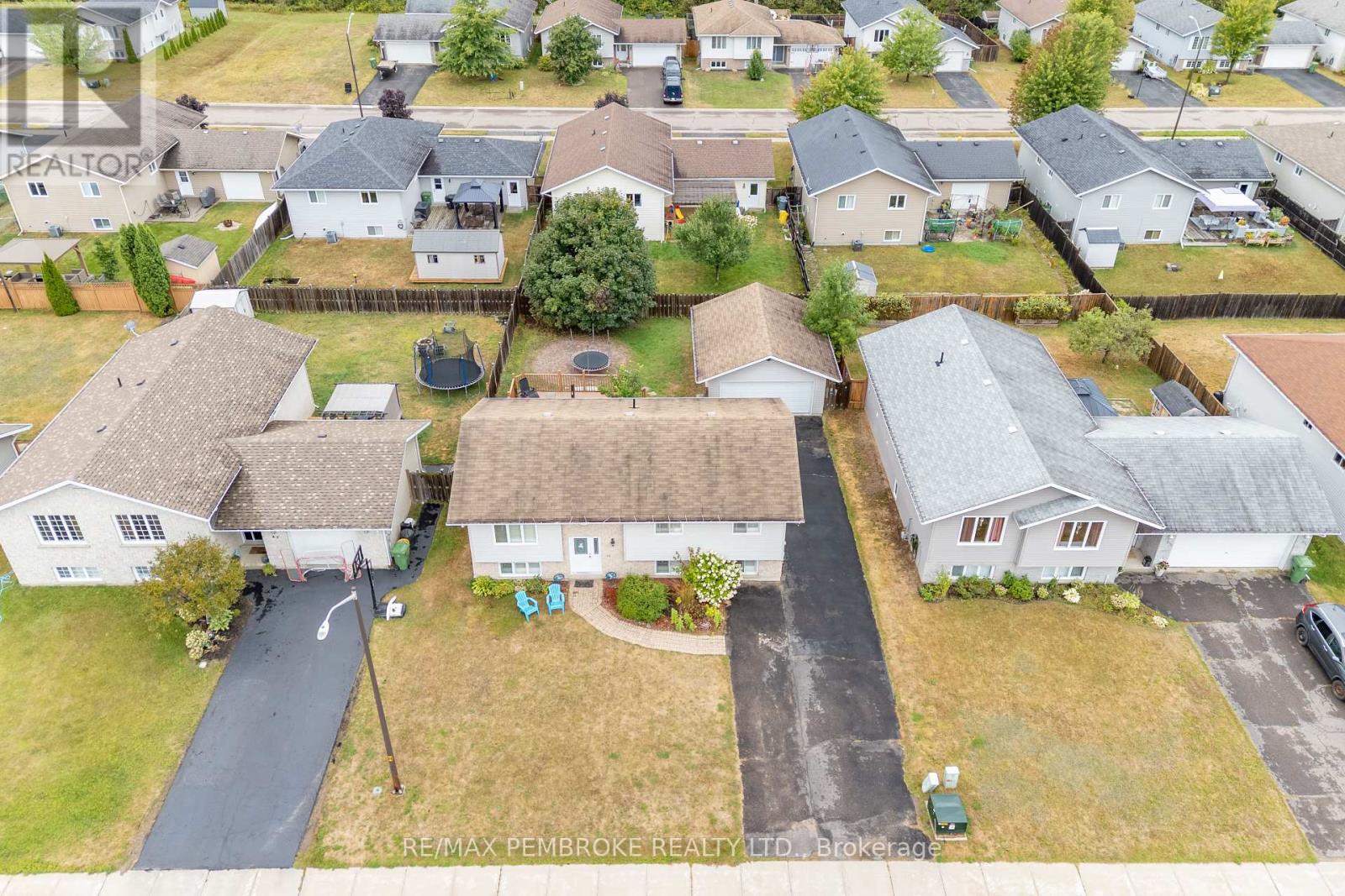 45 Spruce Street, Petawawa, Ontario  K8H 3S4 - Photo 41 - X12370343