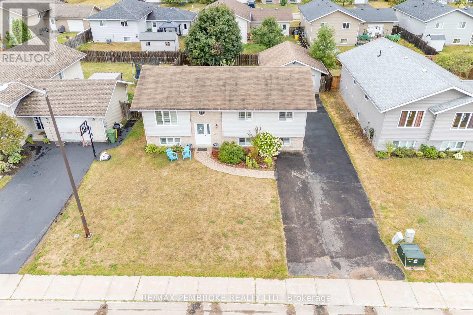 45 Spruce Street, Petawawa, Ontario  K8H 3S4 - Photo 42 - X12370343