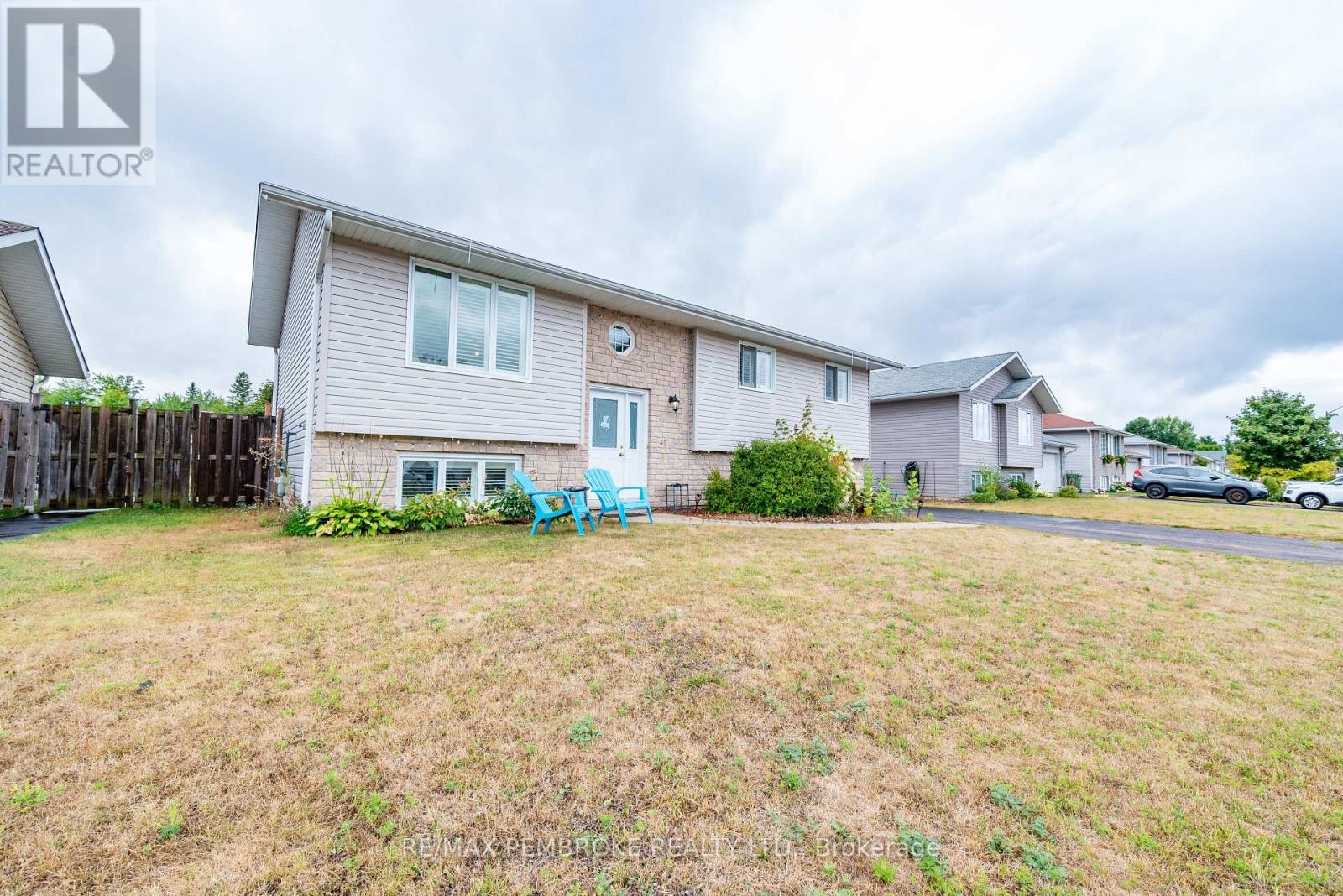 45 Spruce Street, Petawawa, Ontario  K8H 3S4 - Photo 43 - X12370343