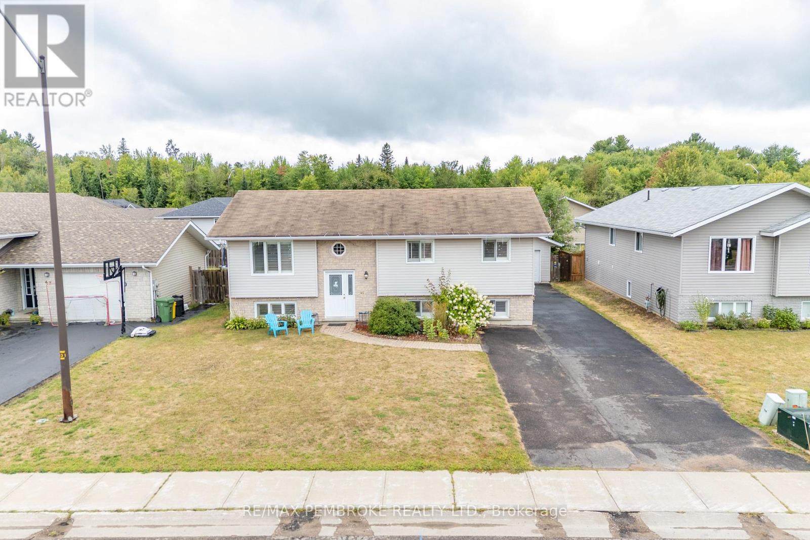45 Spruce Street, Petawawa, Ontario  K8H 3S4 - Photo 44 - X12370343