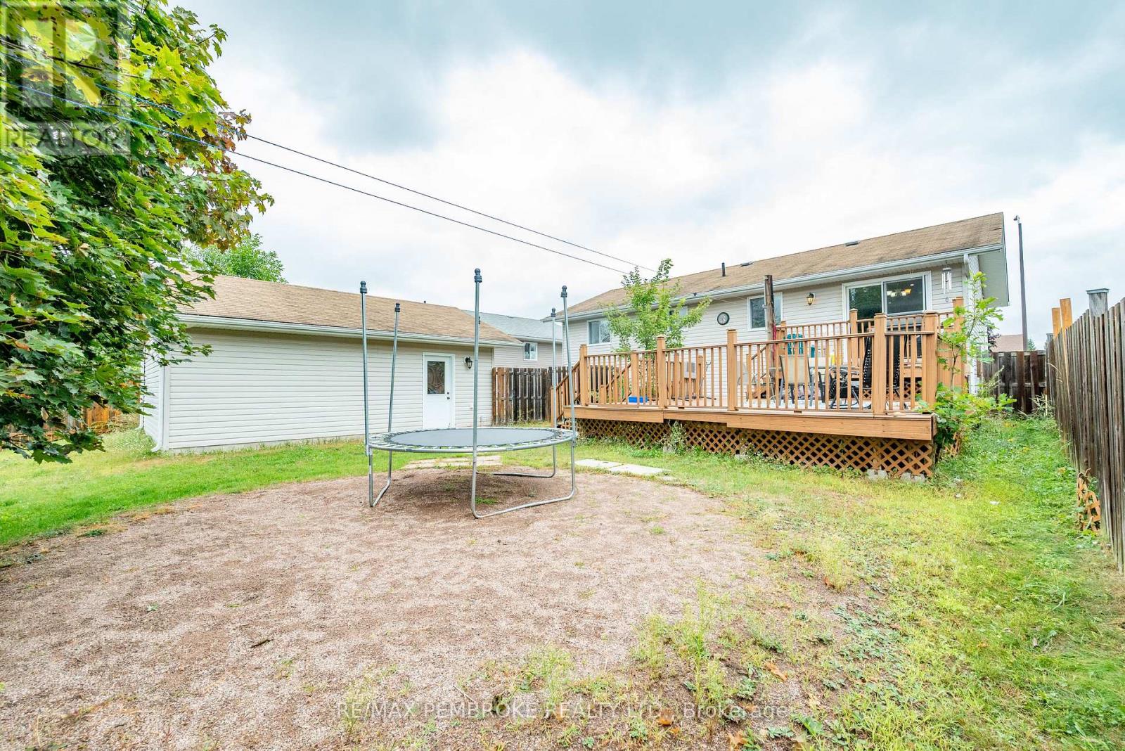 45 Spruce Street, Petawawa, Ontario  K8H 3S4 - Photo 45 - X12370343
