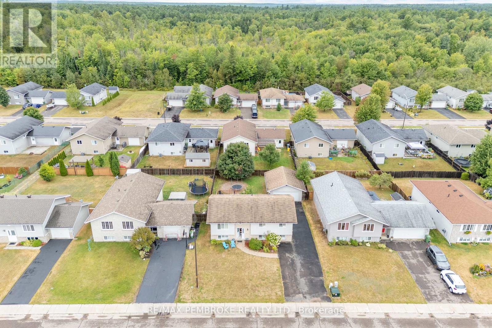 45 Spruce Street, Petawawa, Ontario  K8H 3S4 - Photo 47 - X12370343
