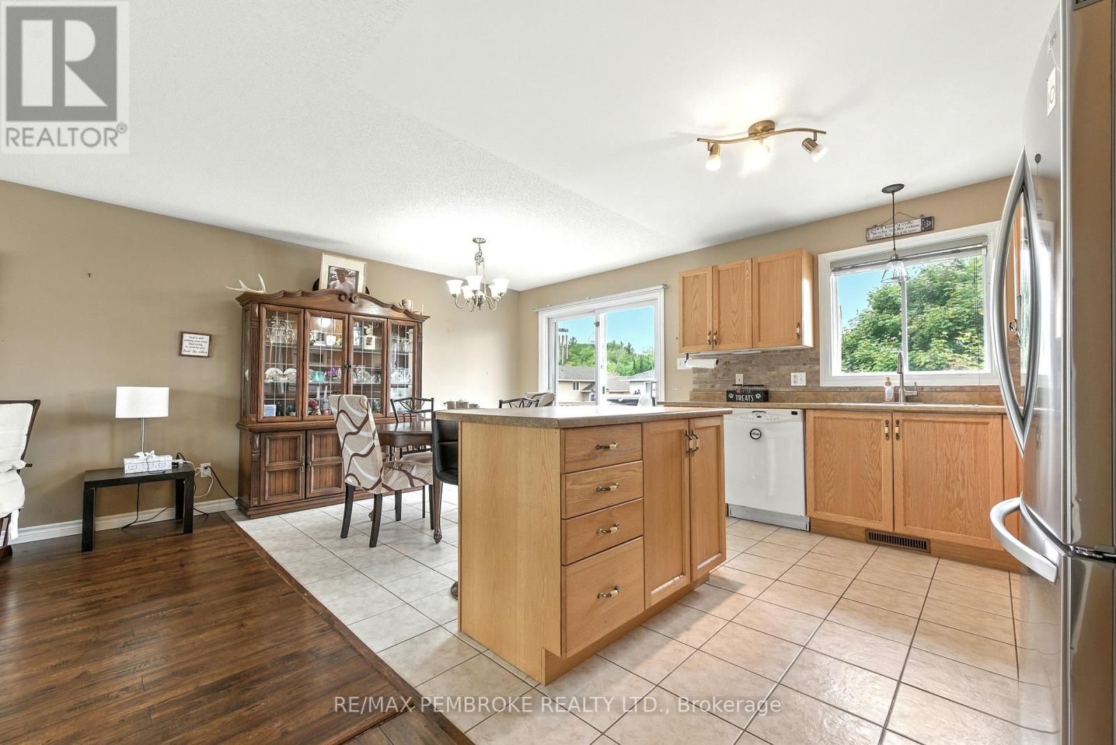 45 Spruce Street, Petawawa, Ontario  K8H 3S4 - Photo 5 - X12370343