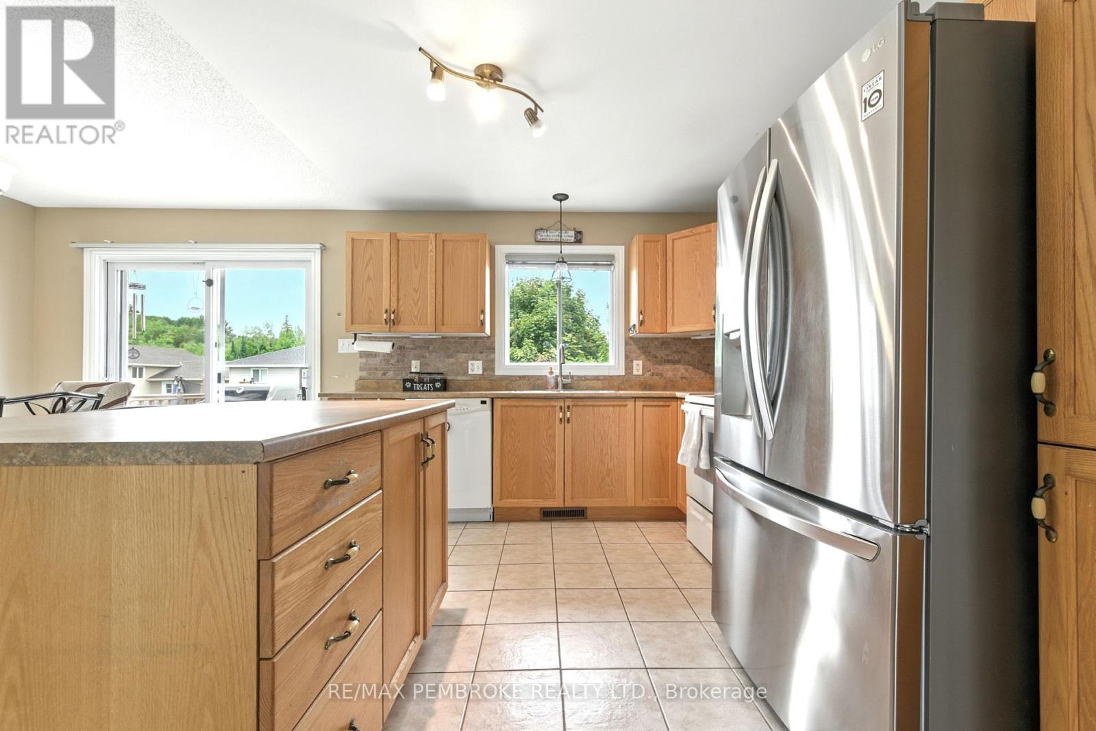 45 Spruce Street, Petawawa, Ontario  K8H 3S4 - Photo 6 - X12370343