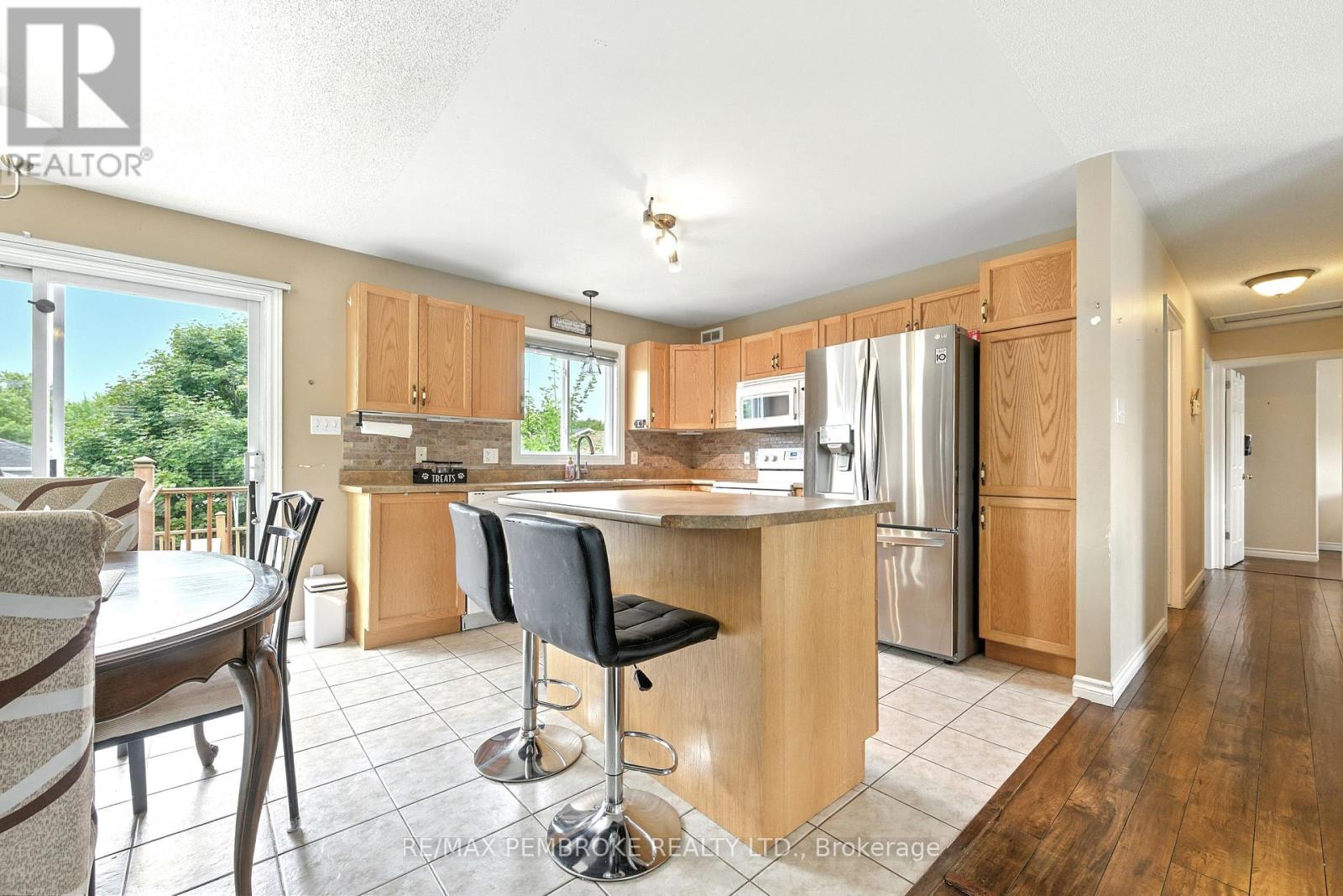 45 Spruce Street, Petawawa, Ontario  K8H 3S4 - Photo 7 - X12370343