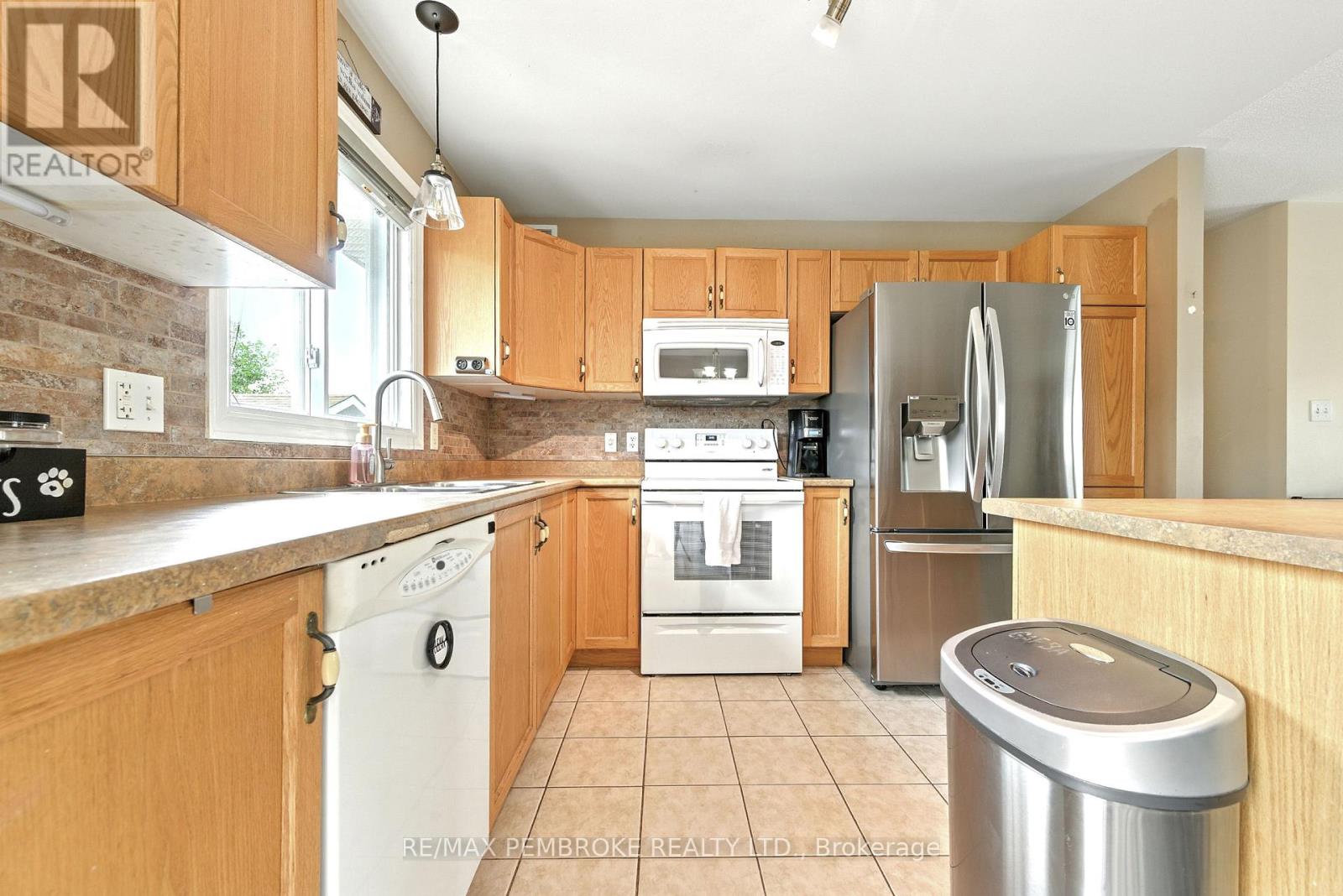 45 Spruce Street, Petawawa, Ontario  K8H 3S4 - Photo 8 - X12370343