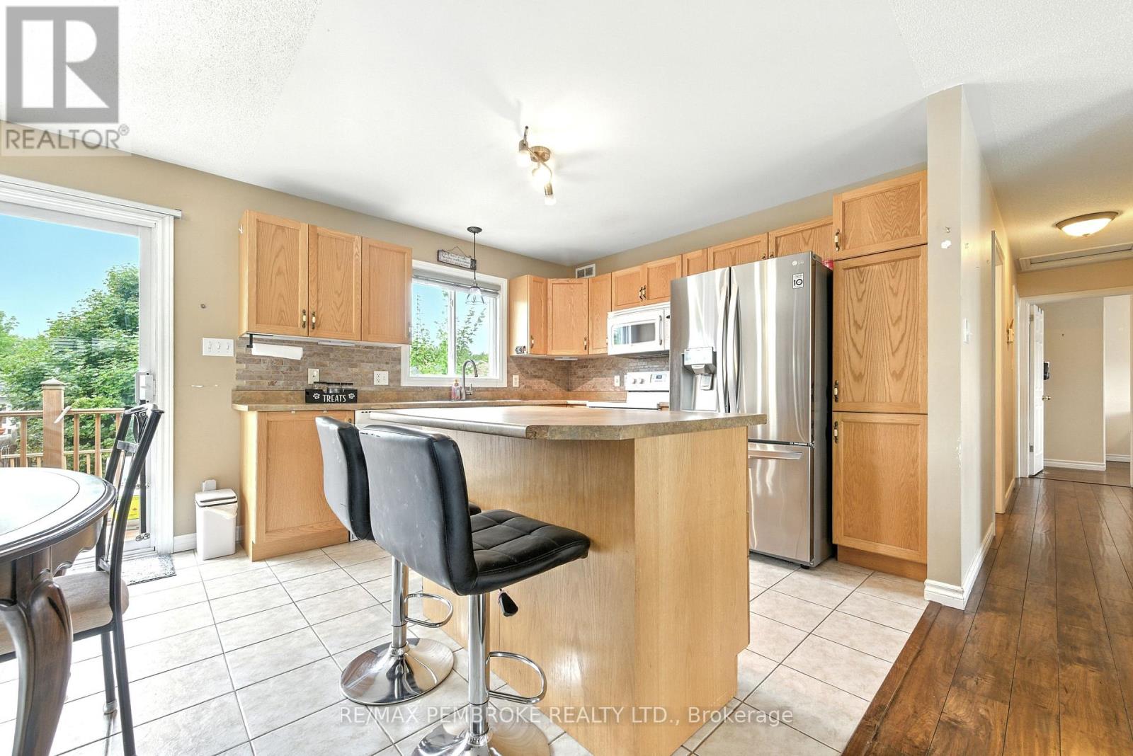 45 Spruce Street, Petawawa, Ontario  K8H 3S4 - Photo 9 - X12370343