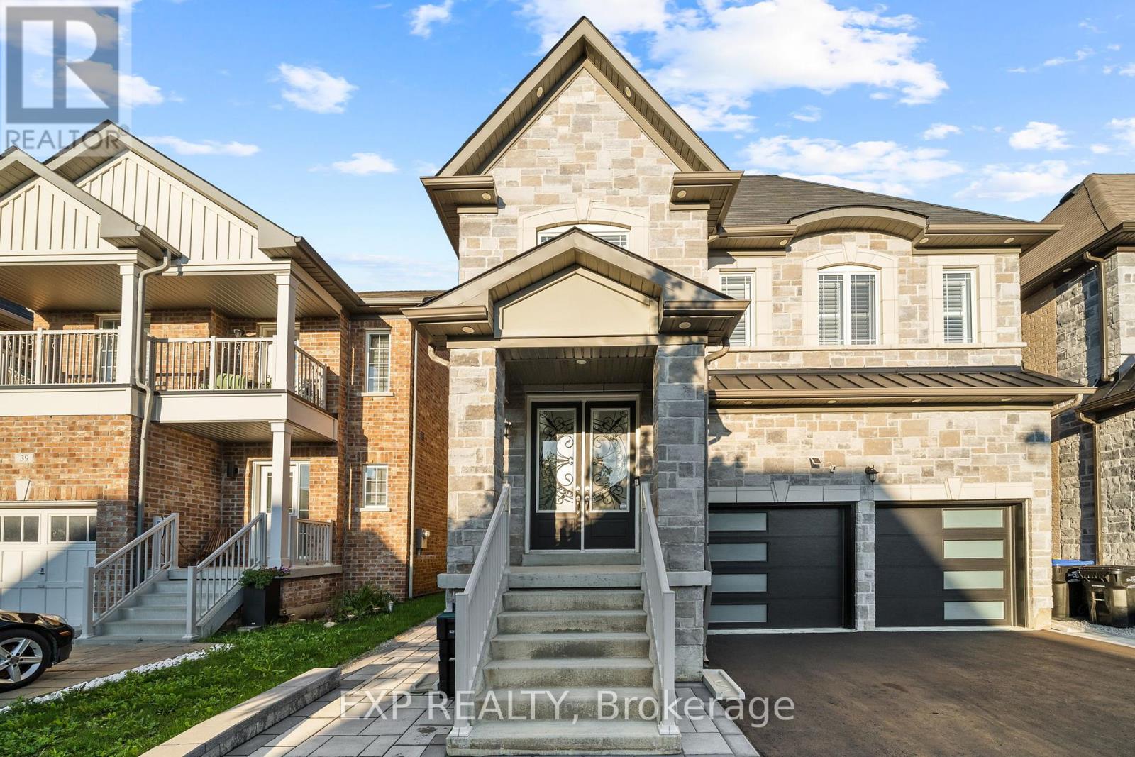 35 Tyndall Drive, Bradford West Gwillimbury, Ontario  L3Z 4G6 - Photo 2 - N12370428