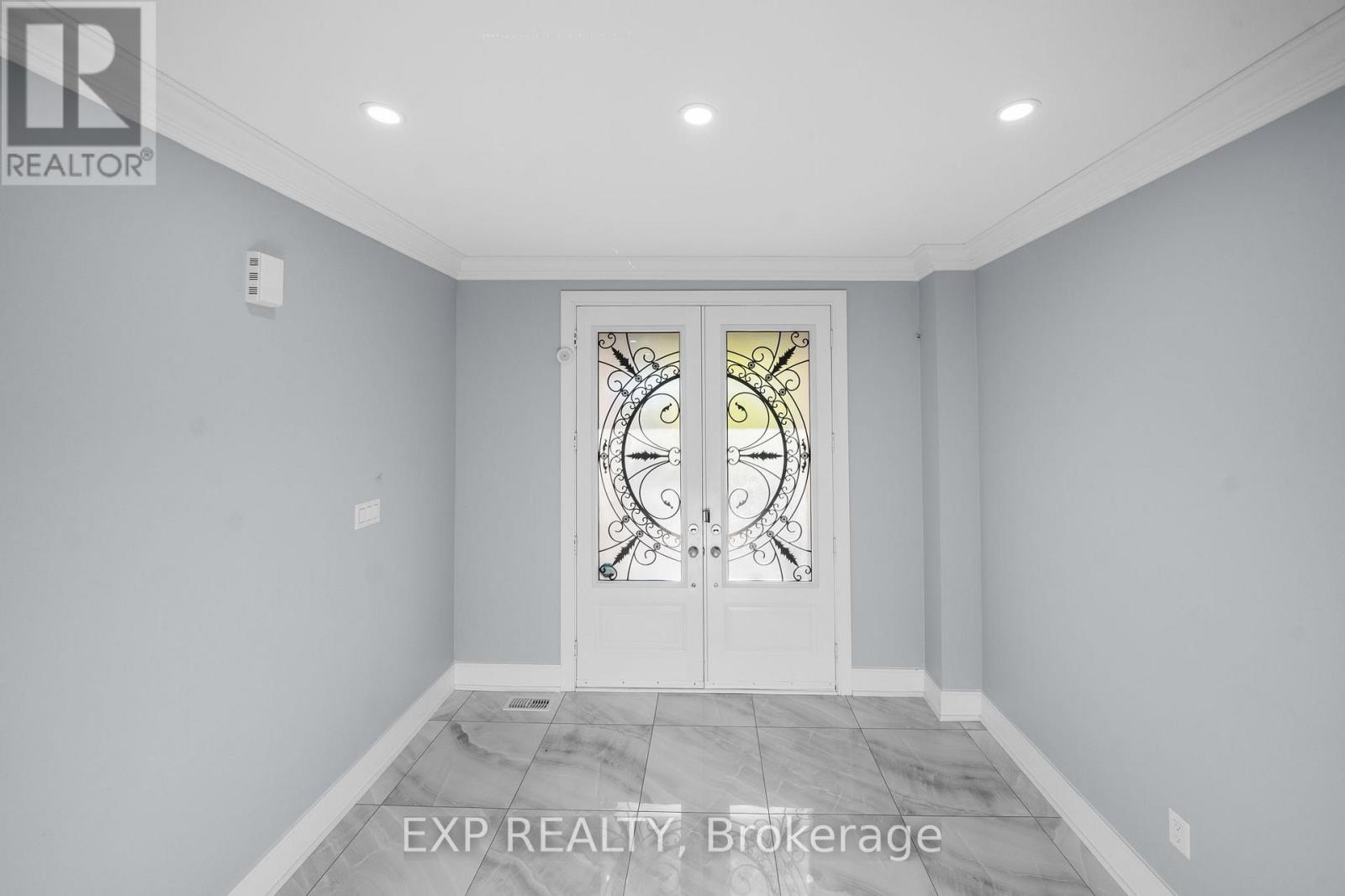 35 Tyndall Drive, Bradford West Gwillimbury, Ontario  L3Z 4G6 - Photo 4 - N12370428