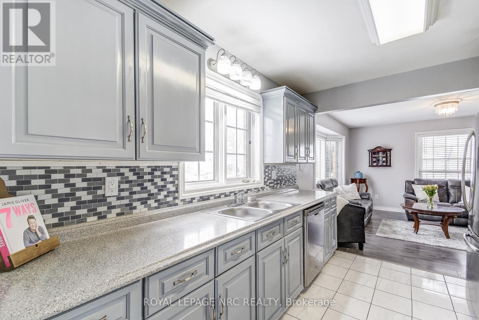 32 The Promenade Road, Niagara-On-The-Lake, Ontario  L0S 1J0 - Photo 9 - X12370433