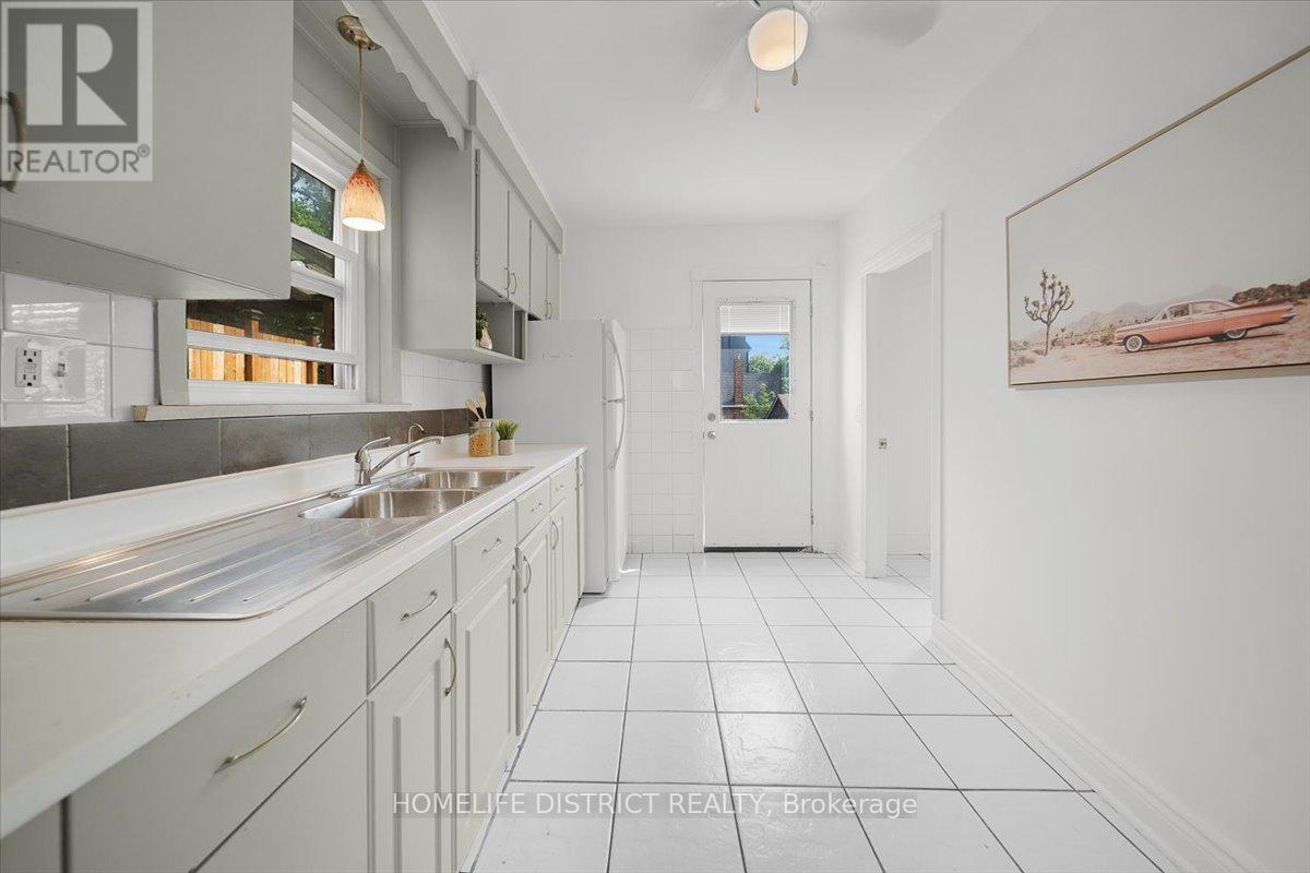 2055 Eglinton Avenue W, Toronto, Ontario  M6E 2K4 - Photo 14 - W12370351