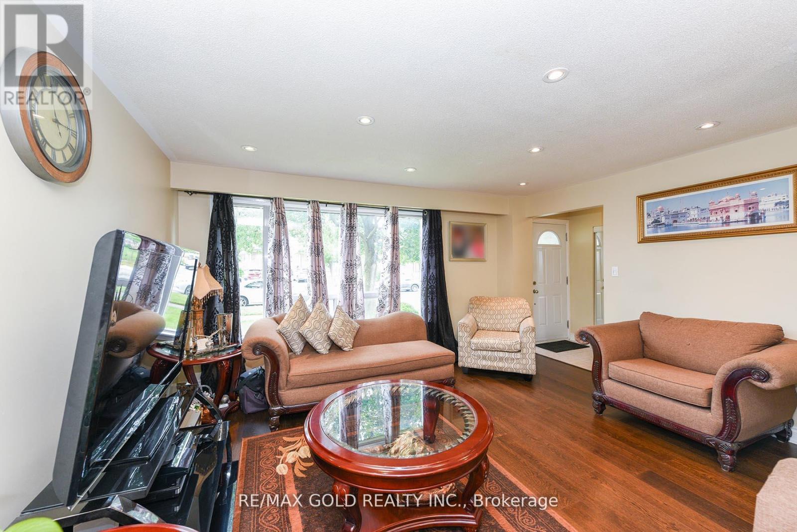 Property at 3507 LADDIE CRESCENT image 5
