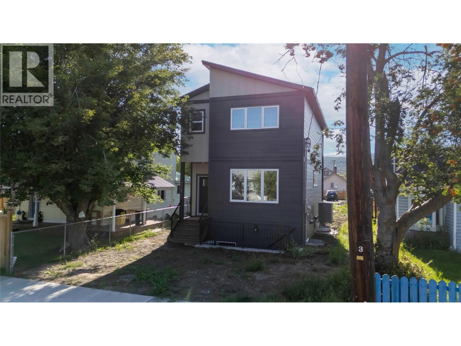 221 4th Avenue S, Cranbrook, British Columbia  V1C 2E2 - Photo 1 - 10361110