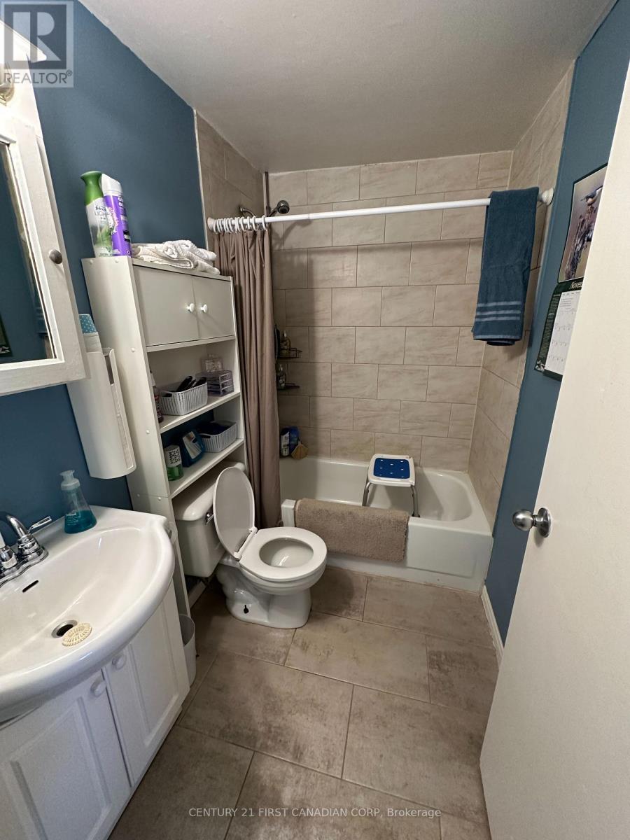 242 Victoria Street, Central Elgin, Ontario  N0L 1B0 - Photo 5 - X12370475