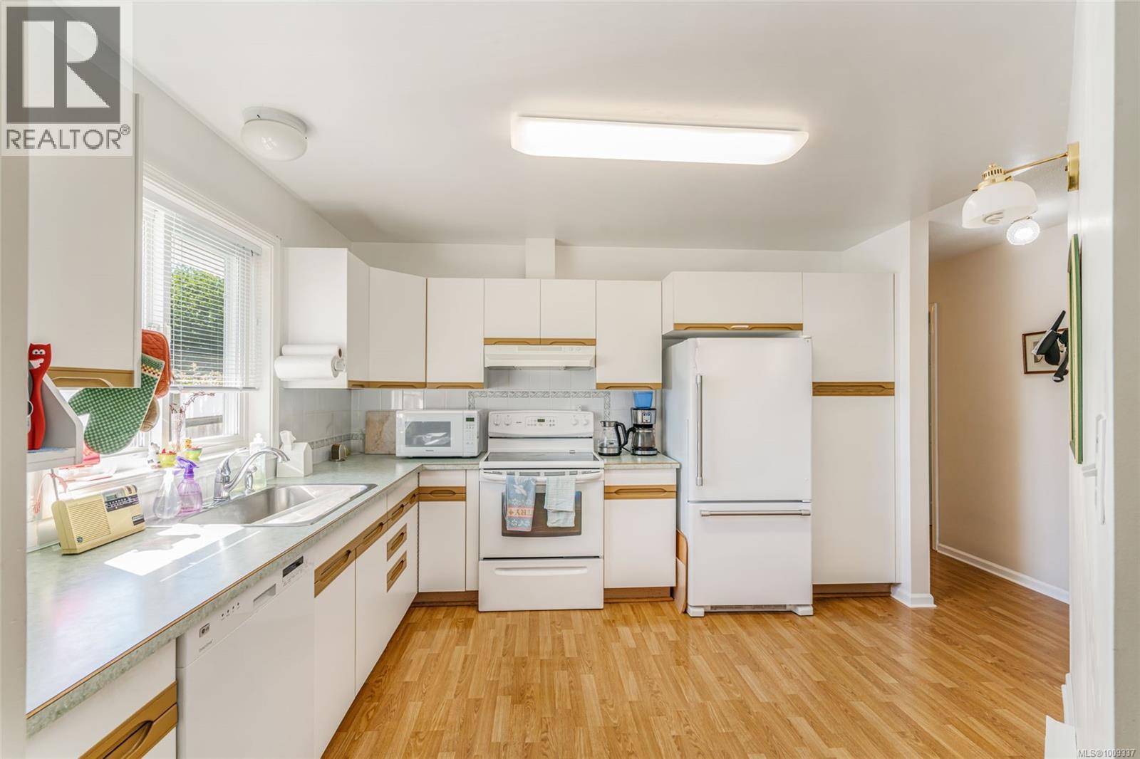 219 Sixth Ave W, Qualicum Beach, British Columbia  V9K 1S1 - Photo 15 - 1009337