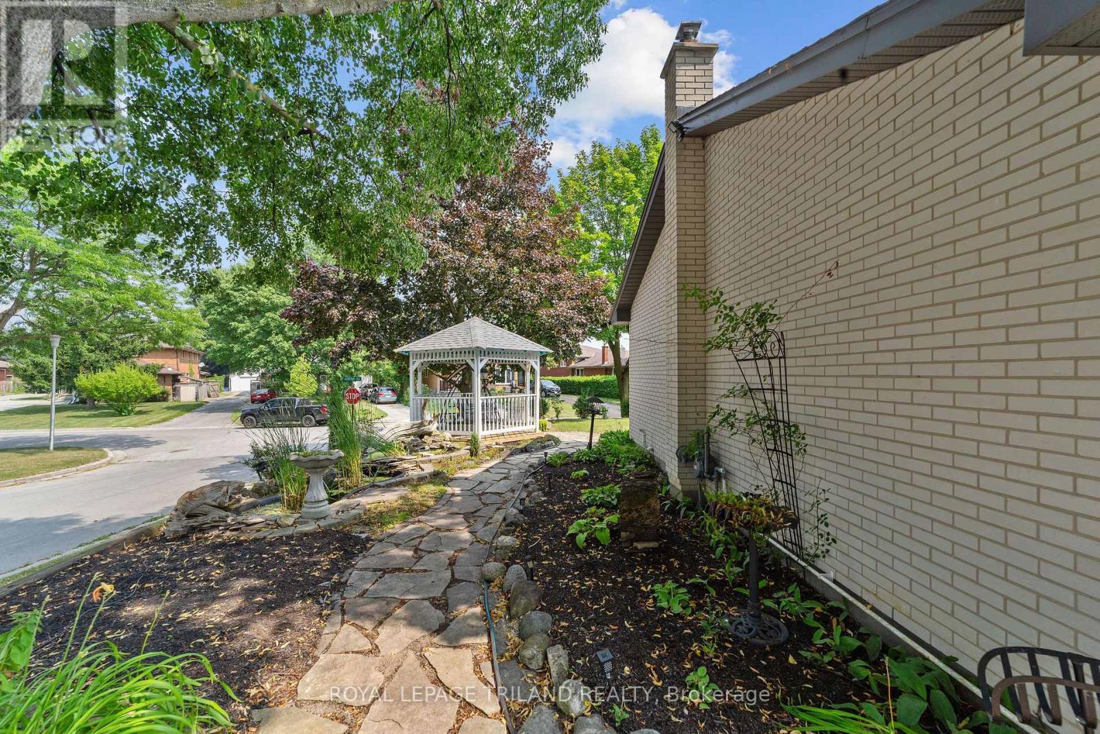 65 Almond Road, London South, Ontario  N5Z 4C7 - Photo 11 - X12370630