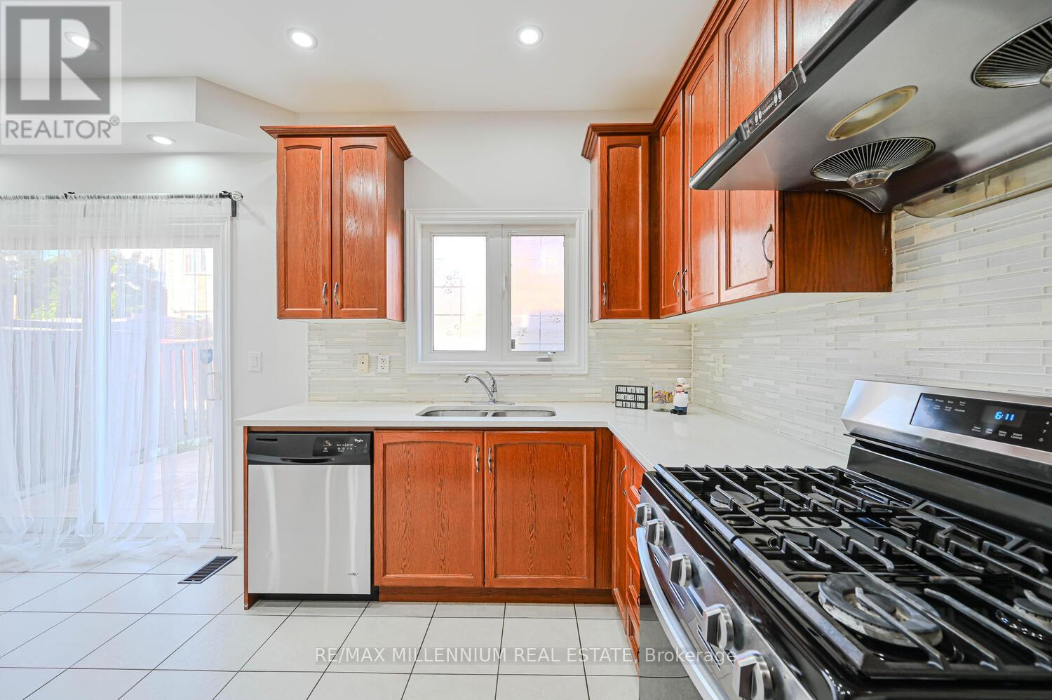 56 Attview Crescent, Brampton, Ontario  L6P 2R5 - Photo 12 - W12370473