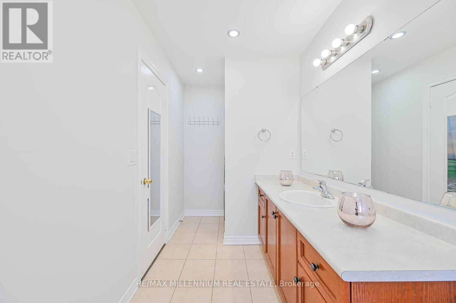 56 Attview Crescent, Brampton, Ontario  L6P 2R5 - Photo 21 - W12370473