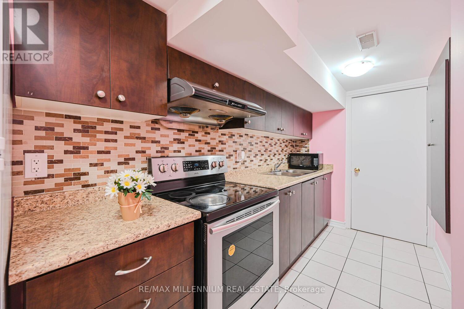 56 Attview Crescent, Brampton, Ontario  L6P 2R5 - Photo 33 - W12370473